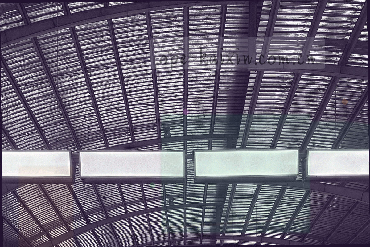 夜间球场灯光下的空镜特写，用于亚冠专题条目的氛围配图